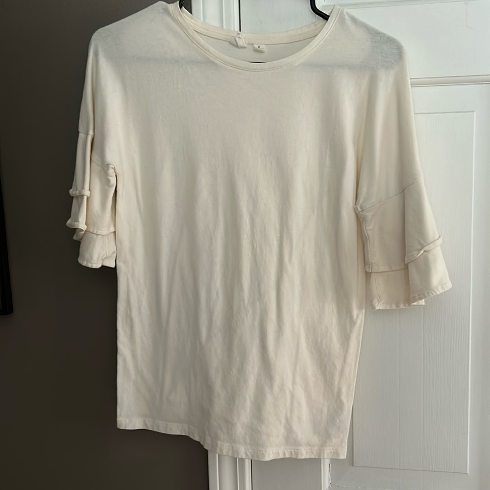Cream short sleeve top w ruffle